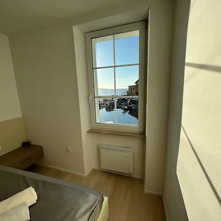 Gloria - Rebecca Daire *